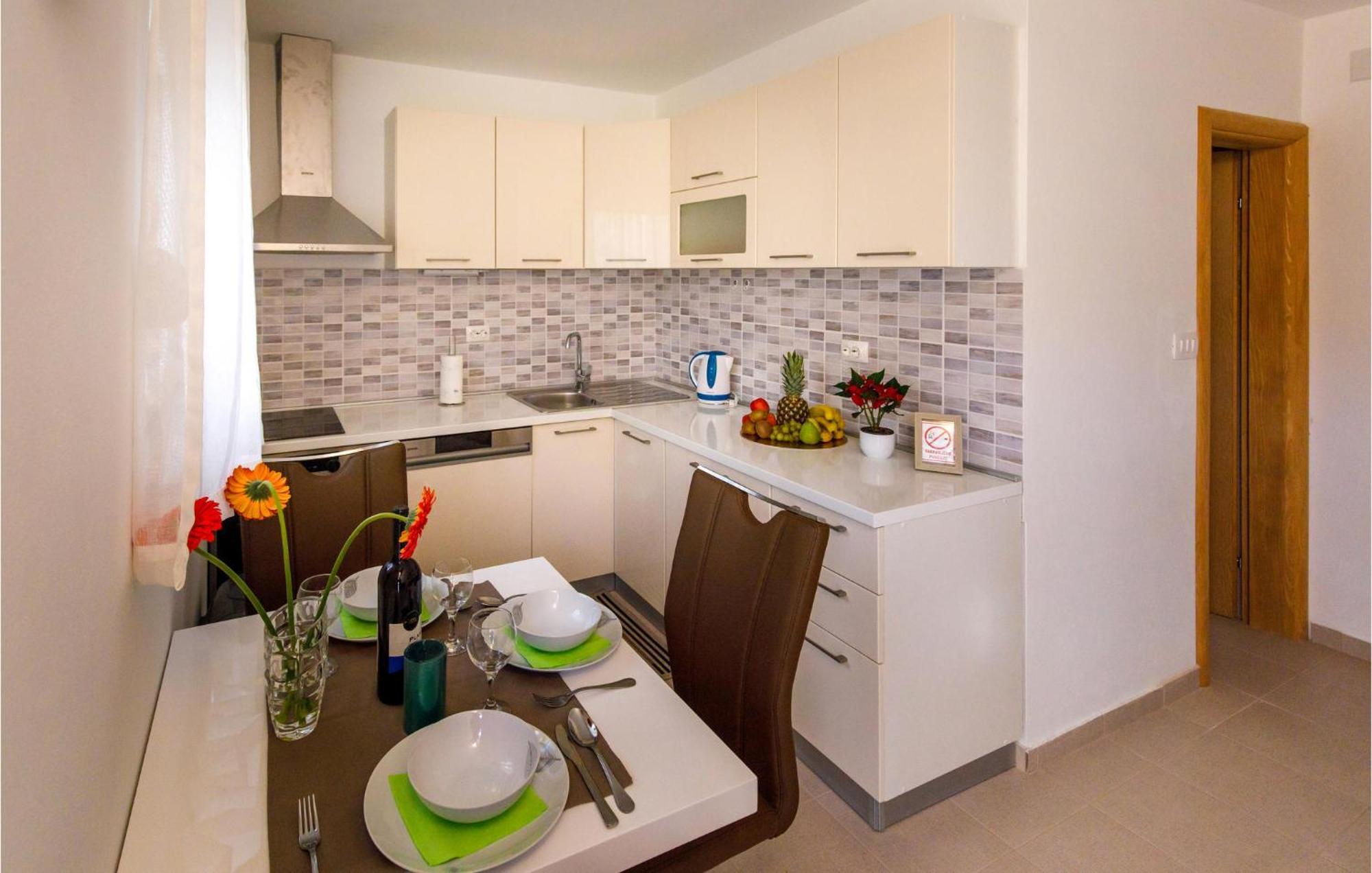 Kovacic Gorgeous Home In Knin With Kitchen מראה חיצוני תמונה