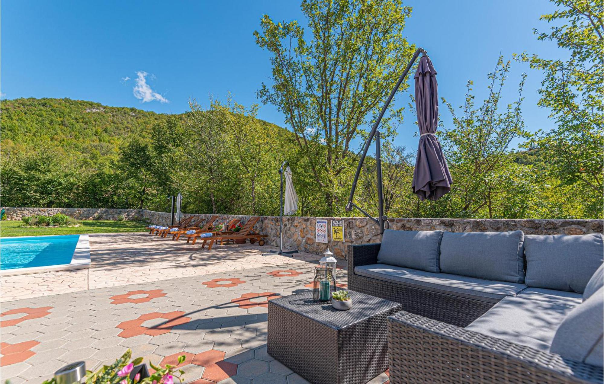Kovacic Gorgeous Home In Knin With Kitchen מראה חיצוני תמונה